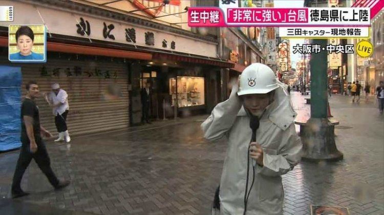 日本女記者無下限…「颱風這樣播報」慘被抓包作假！觀眾看傻眼：考驗智商嗎？