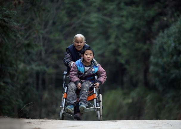 淚崩！76歲阿嬤「每天走24公里」推孫子上學，她：只要我能推得動孩子一天，就要堅持一天