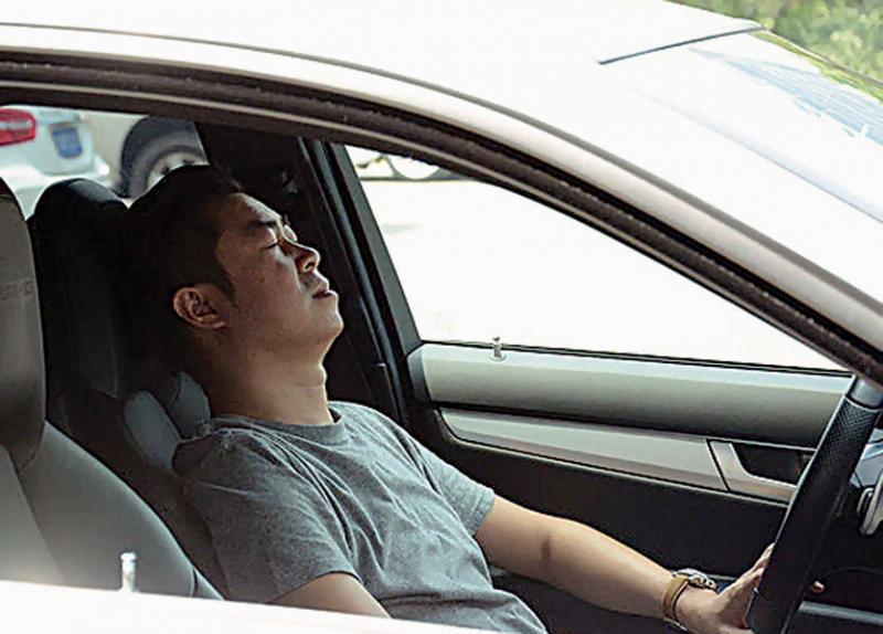 超危險的小病症！患「睡眠呼吸中止症」的人，連在高速公路上開著車都可以睡著？網民:太恐怖了!