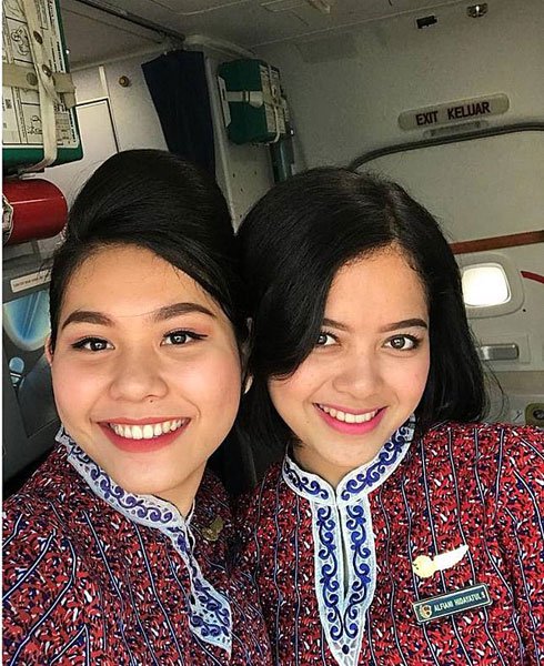 空姐欣蒂亞（左，Shintia Melina）有資歷，形同阿菲亞妮（右，Alviani Hidayatul Solikha）等的大姐姐。