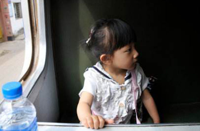 媽媽帶女兒坐火車，女兒用餐巾紙折了一隻鶴，乘務員一瞧，馬上報警