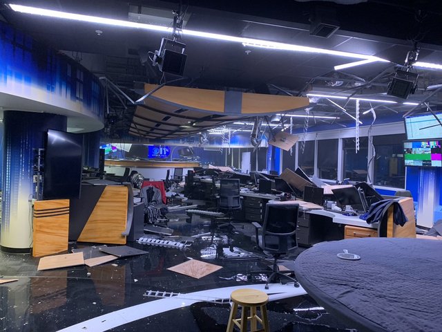 KTVA ALASKA電視台的辦公室在地震後的模樣。　翻攝推特