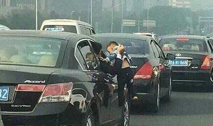 男子開車時把小孩從窗戶外拋出去，卻被後面的人拍起來了！沒想到「下一張」更傻眼，他的車底下竟然還有一個…
