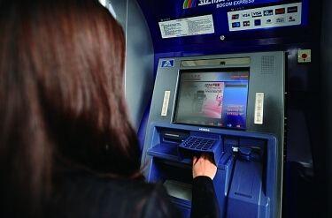 女子在ATM機取不出錢，工作人員打開機器，畫面十分精彩！ 網友：我眼睛都直了