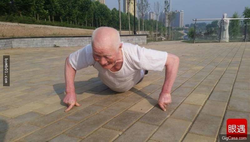 79歲老爺爺自己學健身居然「比健身教練還強大」，他用兩指伏地挺身的畫面太震撼了！