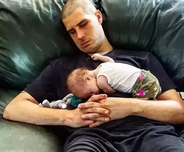 爸爸把娃儿放在自己胸口睡觉，宝宝突然死亡！
