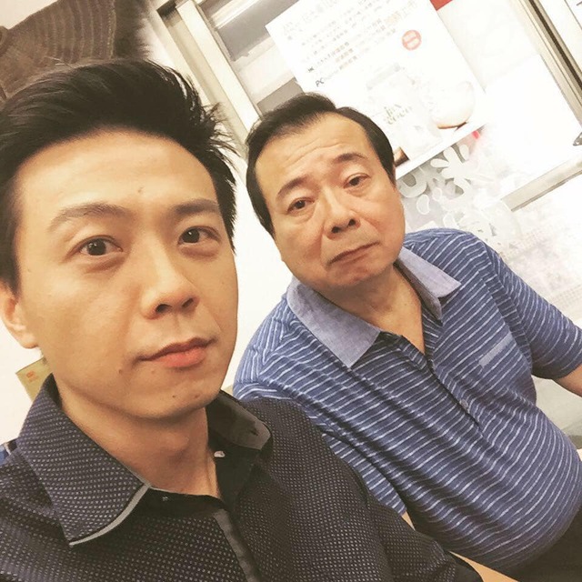 廖峻（左）去年12月31日與兒子廖錦德合影。翻攝廖峻/ 錦德臉書