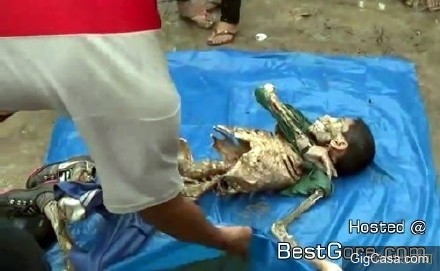 震撼！秘魯11歲男童不小心掉進食人魚池...撈上只剩一堆白骨頭！！！(膽小者請勿看！內有視頻）