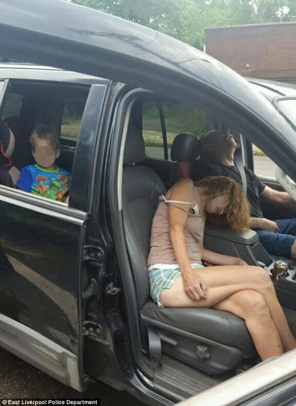 爸爸媽媽開車載四歲兒子，「開到一半爽暈了」！讓警察都忍不住把照片PO上來！