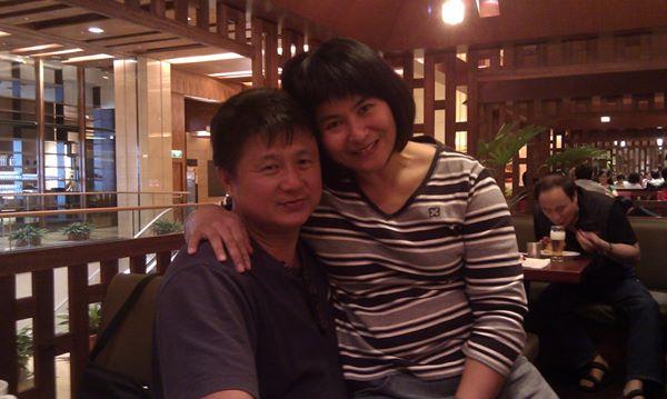 臺灣玉女歌手20年前嫁養豬大王，為了重疾父親毅然退歌壇，如今54歲近況曝光，爆肥26公斤，網友卻說：幸福滿滿