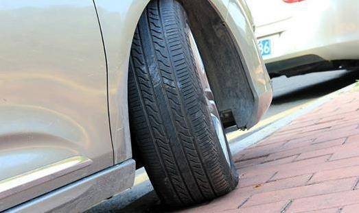 為甚麼「車子停斜坡車，輪胎要打歪」？很多台灣人都答錯了