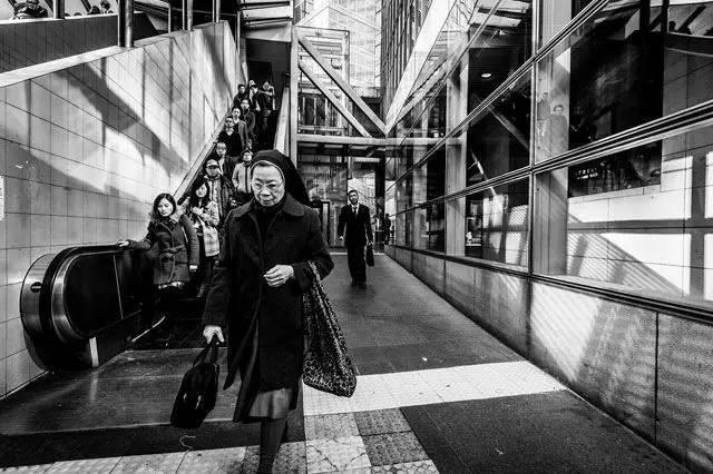 菲傭用一張香港的孤獨照，擊敗6萬攝影師，被保送進紐約大學