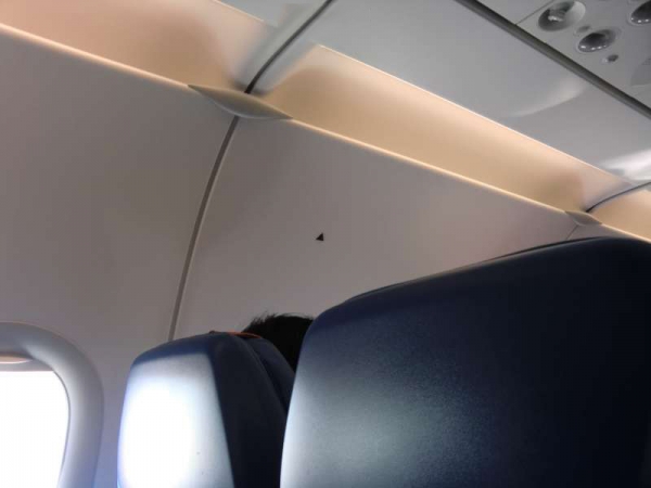 搭飛機時坐到「三角形標誌」下的座位，就真的是你賺到拉！機艙乘客都會「羨慕死你」！