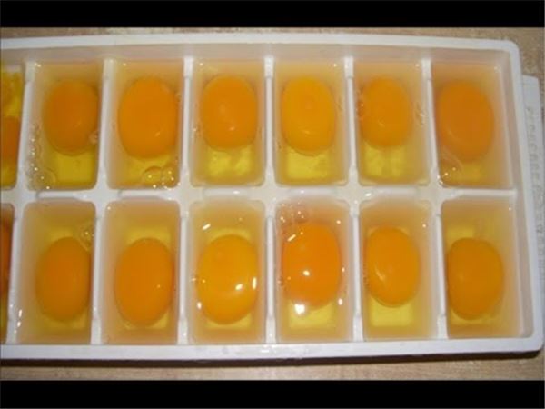 媽媽把「雞蛋打進製冰盒裡」沒想到神奇的事發生了！實在太愛媽媽的聰明了！ 
