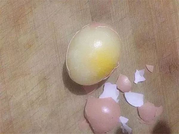 媽媽把「雞蛋打進製冰盒裡」沒想到神奇的事發生了！實在太愛媽媽的聰明了！ 
