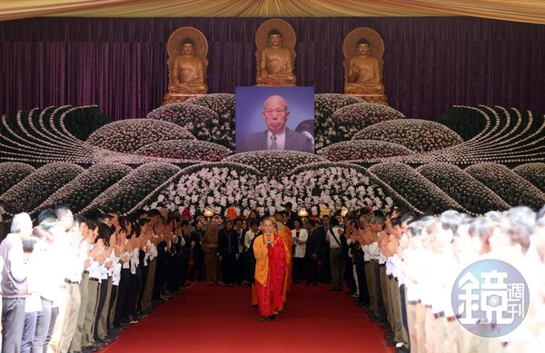 因羅結生前篤信佛教，全場依「佛制」舉行公祭，追思會當天有眾多政商人士到場致意。