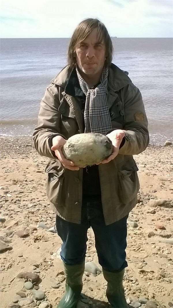 他們在海邊撿到一顆「超級臭」的大石頭，仔細一看才驚覺是千萬寶物！-他在臭水溝裡竟釣到了「比人還要長的巨魚」，沒想到吃完後
