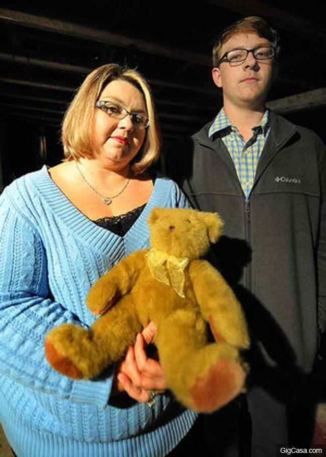 男子在買回的二手玩具熊裡摸到硬物，拆開一看妻子直接被嚇哭了！