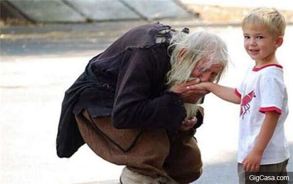 這位99歲老先生是個乞丐，但他每天除了乞討竟然還做【這種事】，震驚了全世界！