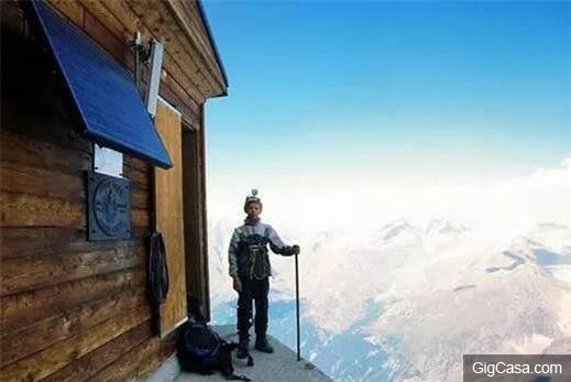 阿爾卑斯山上竟出現「神秘小黑點」！登山者費盡心力爬上去發現竟然是...讓人嚇到說不出話來！