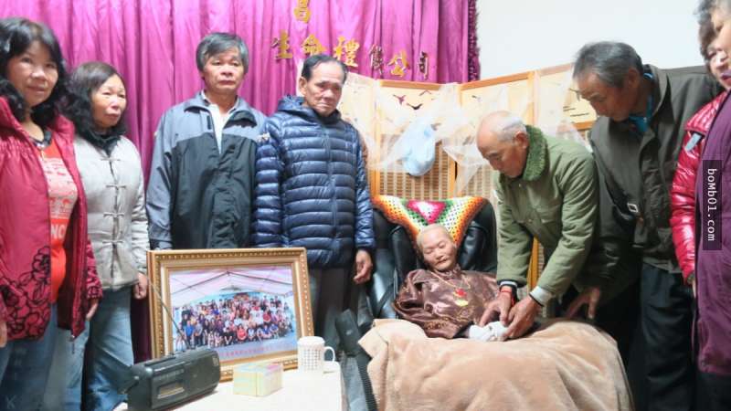 103歲人瑞阿嬤過世後的心願讓子孫們絞盡腦汁，最後居然乾脆直接邀請阿嬤「坐着參加自己的喪禮」！