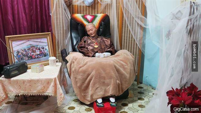 103歲人瑞阿嬤過世後的心願讓子孫們絞盡腦汁，最後居然乾脆直接邀請阿嬤「坐着參加自己的喪禮」！