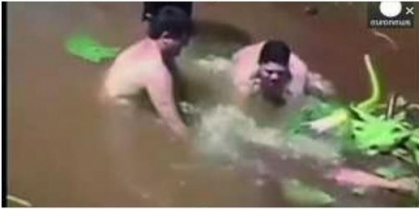 真實案件！巴西少年於水中清下水道，卻被突然吸下去！讓人看了頭皮發麻！