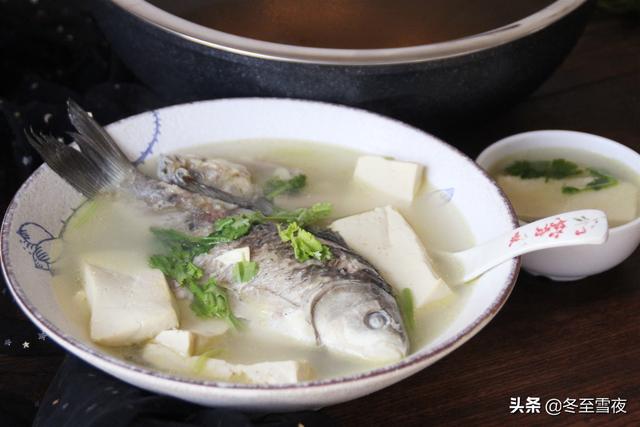 鯽魚熬湯做的像白開水，別直接把魚放到水裡煮，教你做魚湯的竅門