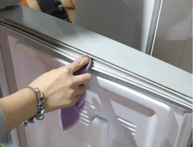 冰箱封條長了霉斑，教你一招，不髒手，不用一滴水，這樣一擦乾淨又除菌 !