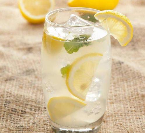 每天一杯檸檬水，堅持一個月，身體會出現4大好處，但有2點要做好