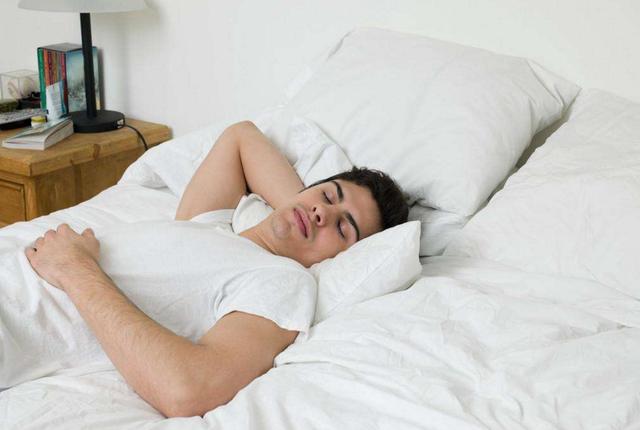尿酸高的人， 睡覺時會有4種表現，多吃4種食物，促進尿酸排洩，消除水腫