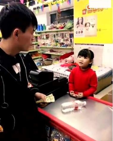 8歲女童逛超市衣服很鼓，店員懷疑偷竊，解開衣服眾人淚目
