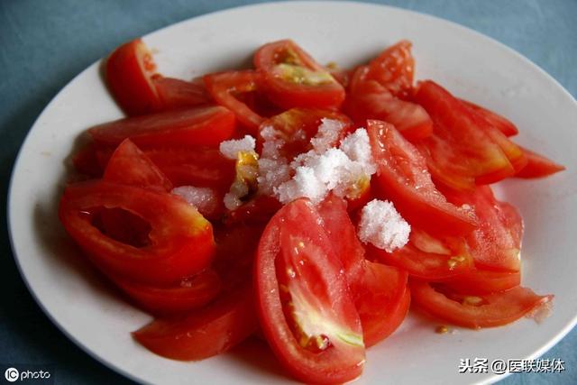 西紅柿營養價值可不低，但這兩種錯誤吃法，可能會讓營養「跑掉」