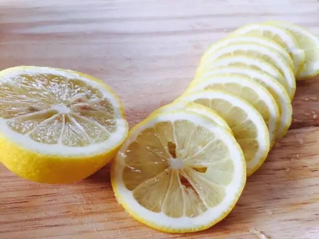 把「檸檬十字體切開」再灑上一點鹽，放在廚房中，隔天你就會發現驚喜的效果！