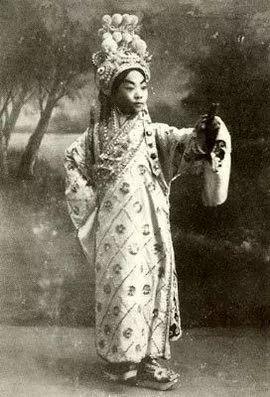 她撮合閨蜜嫁給自己老公，一代名伶卻甘當「上海皇帝」背後的女人