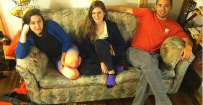 三名大學生650元買回二手沙發，發現把手部分怪怪的，打開以後三人瘋狂尖叫：發財了！