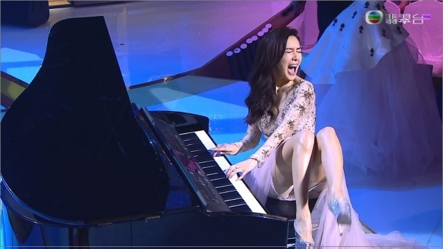 香港的女星這樣表演好敬業 抬腿彈鋼琴「一片肉色」露出 這才叫藝人阿～