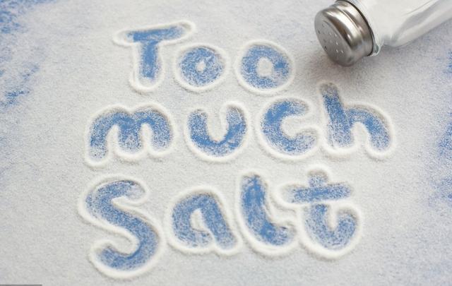 食鹽，是高血壓的天敵！醫生：記住這4個小技巧，血壓降，身體棒