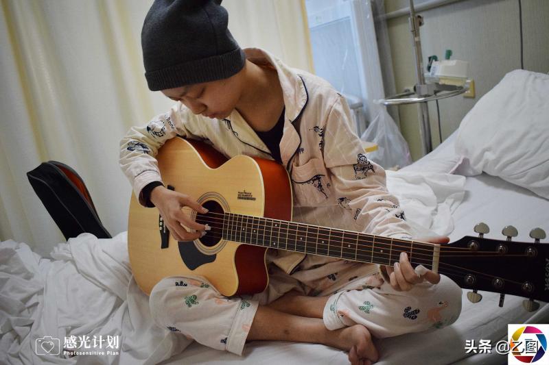大二女生患病花百萬，患病前後判若兩人，每天病房彈吉他感謝媽媽