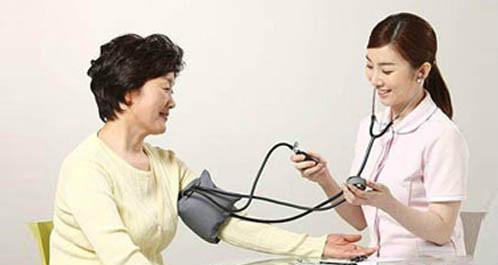 一天當中，什麼時候血壓最高？長期高血壓對身體會有哪些傷害？