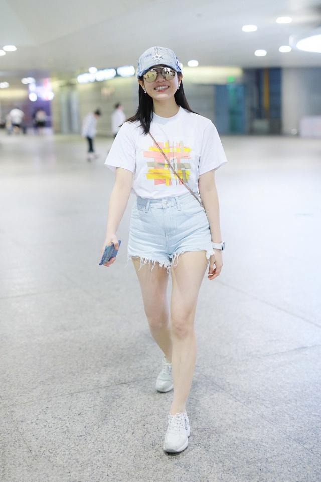 36歲陳妍希真夠拼，穿XS碼超短褲卻勒出「大象腿」，這身材好搶鏡！