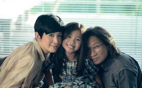53歲吳君如為女兒慶生，鏡頭拉近藏了12年的女兒顏值曝光，難怪至今不願公開