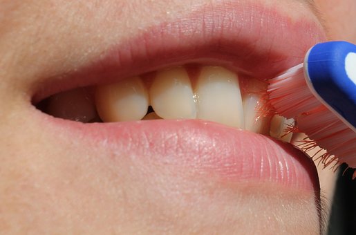 牙垢太多很難清理？教你「8個小竅門」，不用找牙醫，口臭、結石、大黃牙一次都解決！