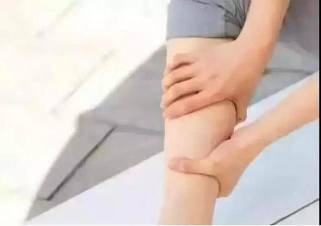 小腿抽筋不只是缺鈣！專家提醒：這6大原因才是真兇，別大意