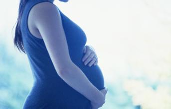 老婆兩年不孕，媽對她說「要麼生要麼走」，半年後她挺孕肚回來了