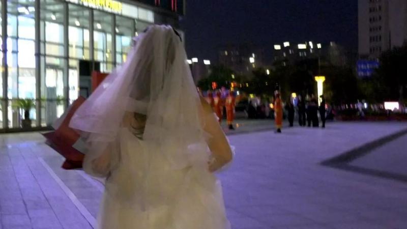 男友沒空娶我！女友披婚紗「跨越400公里求婚」　男友轉頭哭了「當場跪地」：真的很對不起