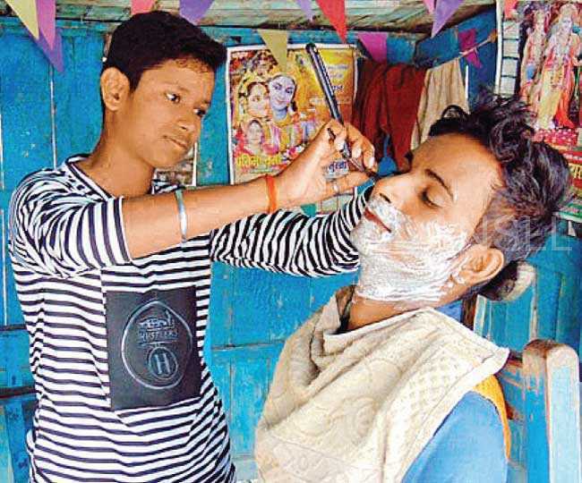 在印度，為了維持父親的理髮店，十幾歲的姐妹倆裝了4年男人！