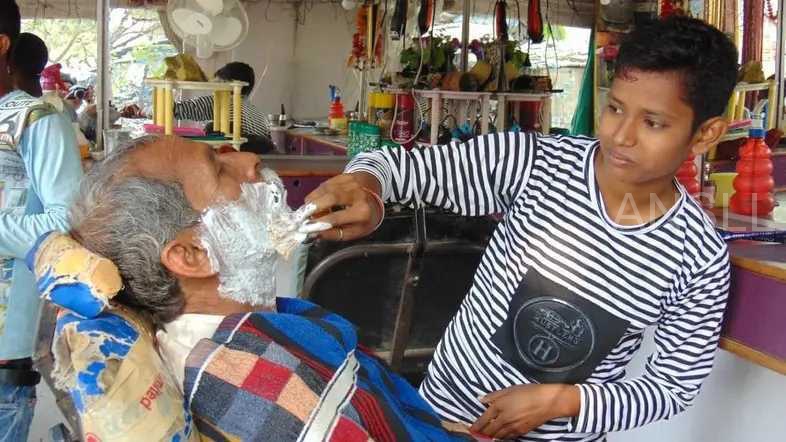 在印度，為了維持父親的理髮店，十幾歲的姐妹倆裝了4年男人！
