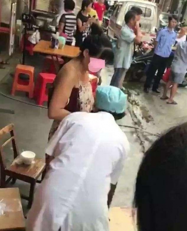 孕婦上街買菜突然分娩孩子掉地上抱娃拎菜淡定回家！