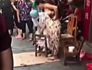 孕婦上街買菜突然分娩孩子掉地上抱娃拎菜淡定回家！